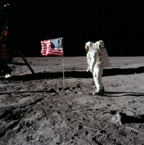 MOON_Flag_full