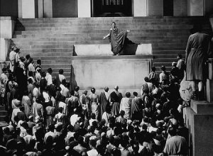 (it's because the commoners lines aren't written in iambic pentameter, so they don't rhyme at all)